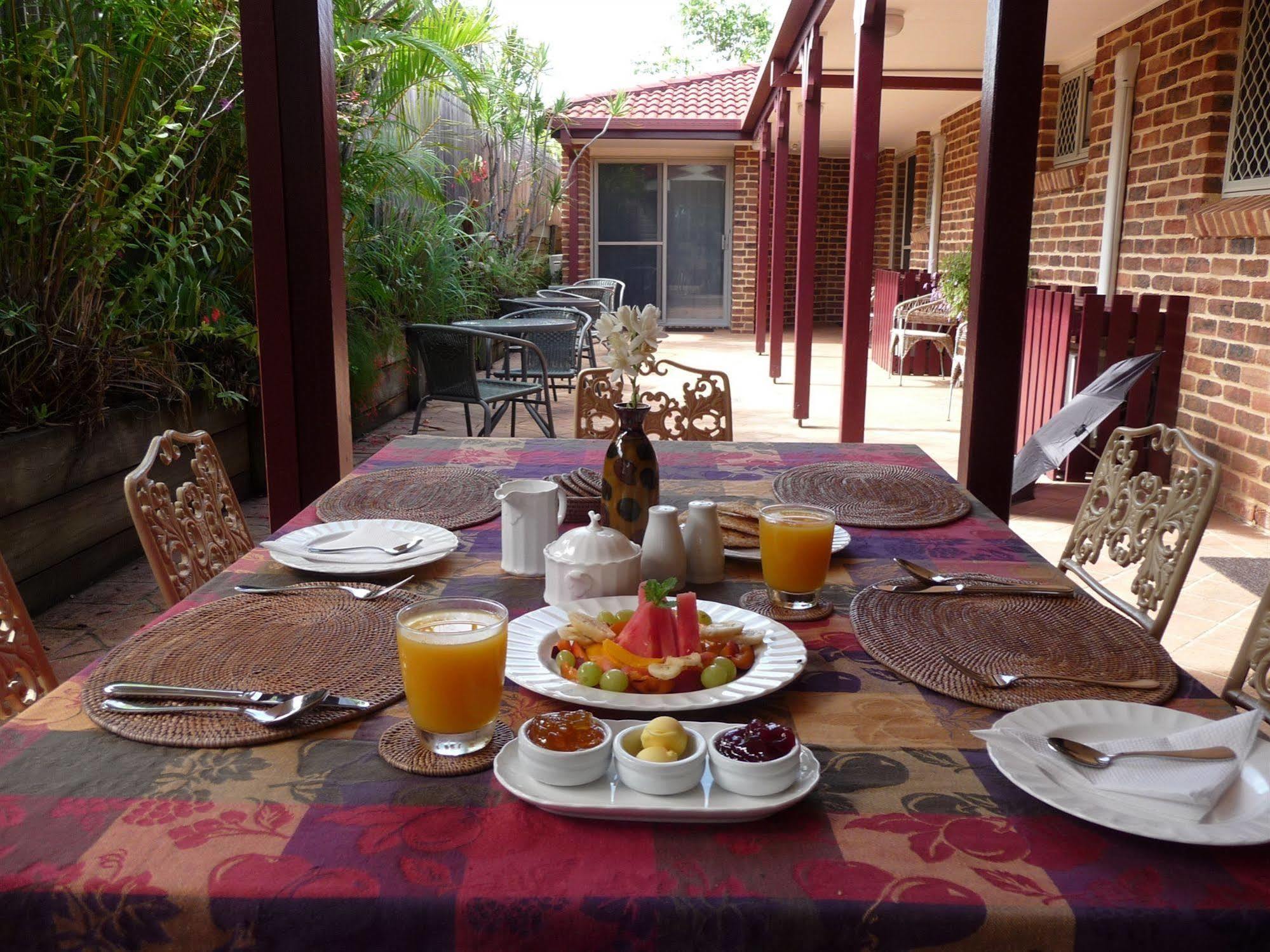 Ruskin House Hotel Byron Bay Exterior photo