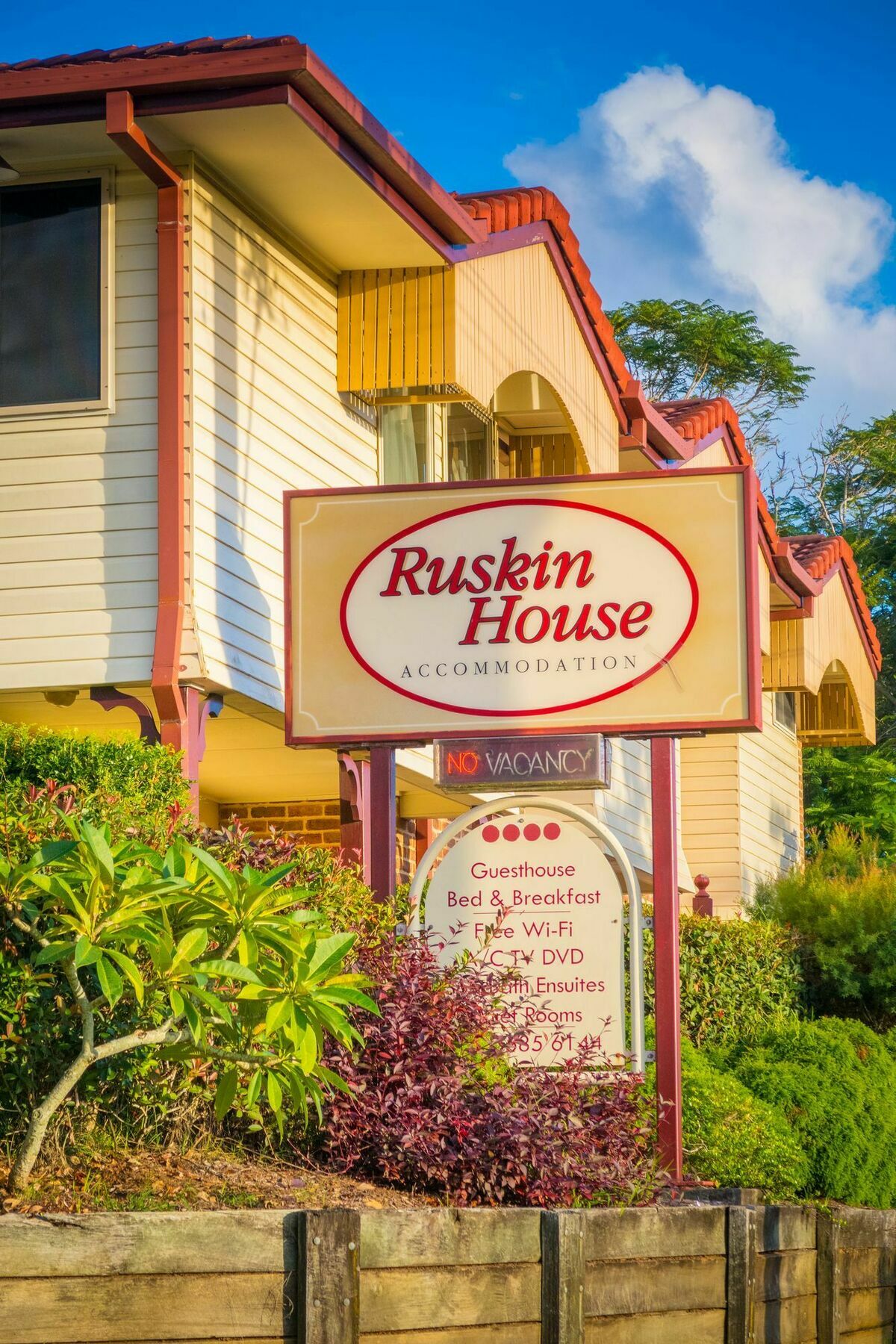 Ruskin House Hotel Byron Bay Exterior photo